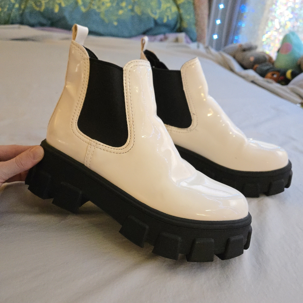 Circus by Sam Edelman White Patent Darielle Black Lug Sole Chelsea Booties HAL3